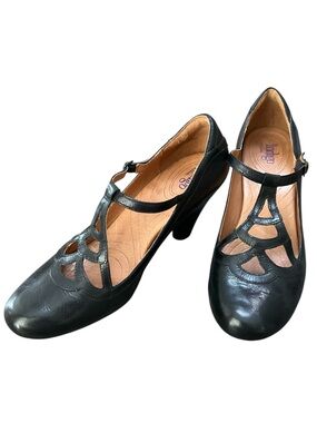 Indigo Clark’s Women’s Leather Black Lea Plush Weave T Strap Block Heel Y2K